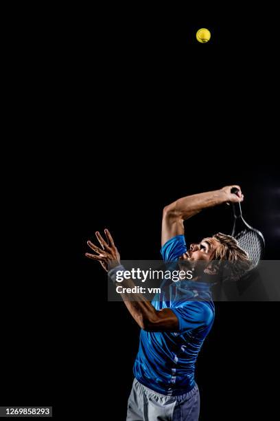 tenista caucásica haciendo un saque - saque deporte fotografías e imágenes de stock