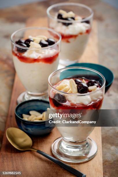 traditionelle risalamande oder reispudding mit mandeln und kirschsauce. - milchreis stock-fotos und bilder