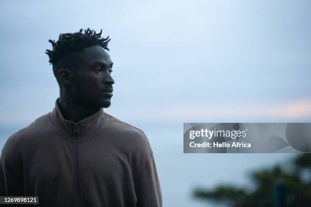 profile of broad-shouldered handsome young man - black male profile stockfoto's en -beelden