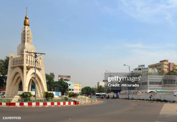independence monument and government building near independence square - bamako, mali - bamako bamako stock pictures, royalty-free photos & images