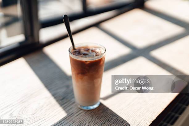 a fresh ice coffee - enjoying coffee cafe morning light stock-fotos und bilder