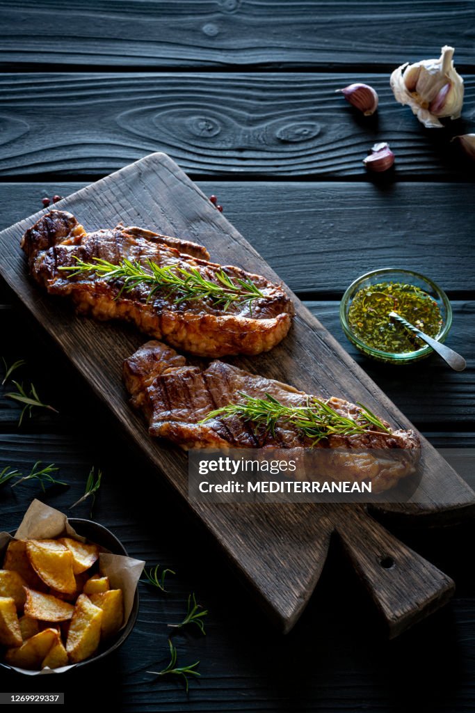 Zwei gegrillte Streifensteaks New York Steak auf Schneidebrett