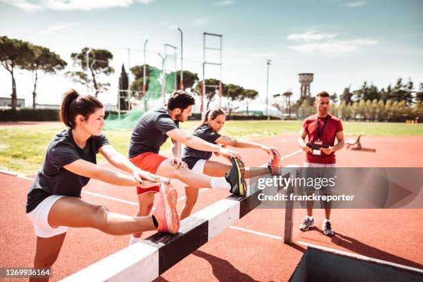 se extiende antes de la carretera de obstáculos - athletic club fotografías e imágenes de stock