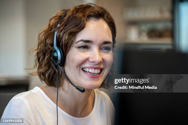 kundendienstmitarbeiter mit headset im büro - call center stock-fotos und bilder