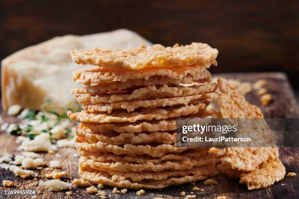 crisps de queso parmesano - parmesano fotografías e imágenes de stock