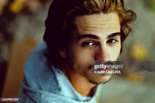 serio hombre de estilo de vida alternativo en un retrato - bigote fotografías e imágenes de stock