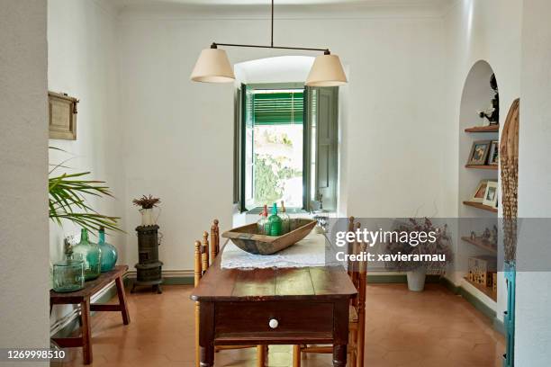 esszimmer tisch und offenes fenster in spanisch zu hause - hängelampe stock-fotos und bilder