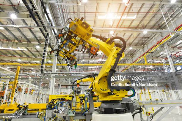 automobile plant, industrial machinery automatic arm welding cars robot in production line of vehicle manufacturer factory - robotic arm factory stock-fotos und bilder