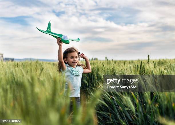 schaut mich an, ich bin ein flugzeug! - kind flugzeug stock-fotos und bilder