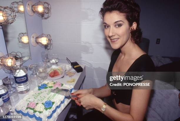 Céline Dion coupe le gateau après son dernier concert au Canada le 27 aout 1994