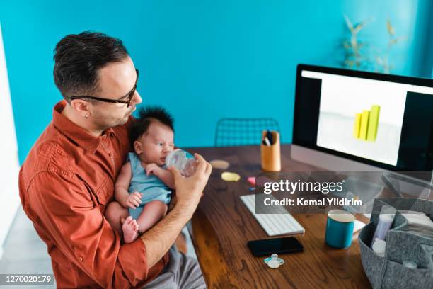 alleinerziehender vater arbeitet von zu hause aus und kümmert sich um seinen kleinen jungen - baby monitor stock-fotos und bilder