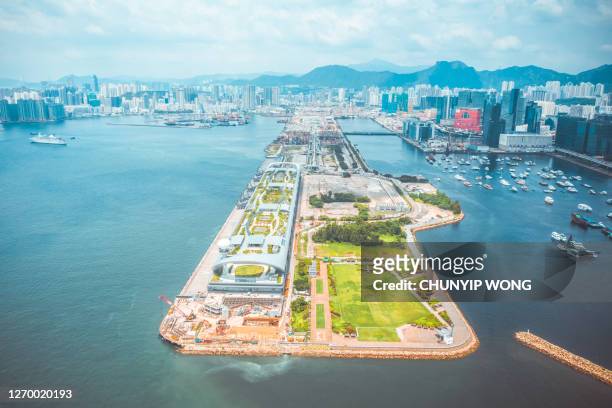 bouwplaats in kai tak, hong kong - hong kong harbour stockfoto's en -beelden