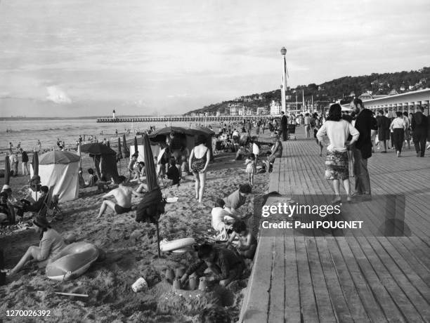 Touristes sur la plage de Deauville en été, dans le Calvados, France.