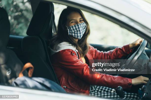 estudante do ensino médio usando uma máscara facial protetora a caminho da escola, dirigindo o carro - driving mask - fotografias e filmes do acervo