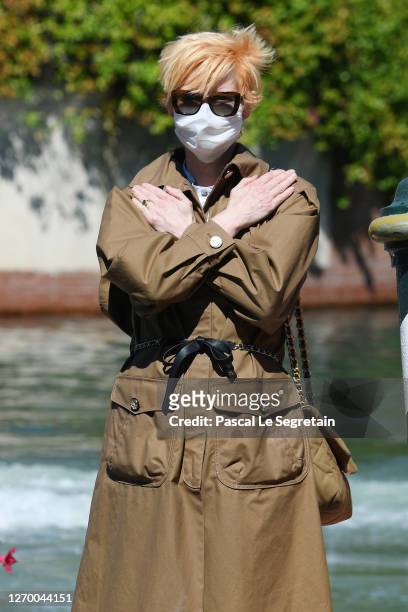 Tilda Swinton pays tribute to Chadwick Boseman as she arrives at the Excelsior at the 77th Venice Film Festival on September 01, 2020 in Venice,...