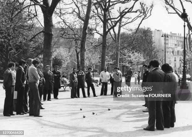 Joueurs de pétanque âgés dans un parc à Paris, en 1982, France.