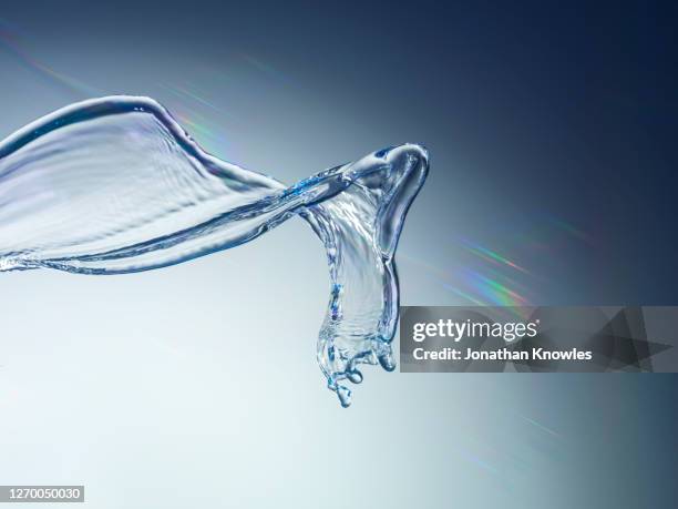 water splash - corriente de agua fotografías e imágenes de stock
