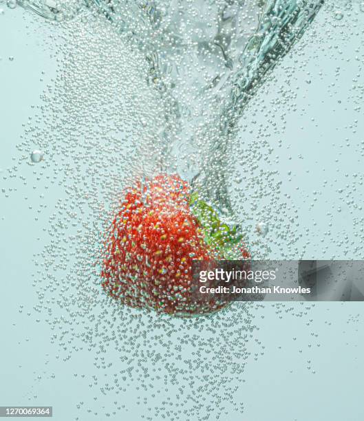strawberry falling in fizzy water - fizz bildbanksfoton och bilder