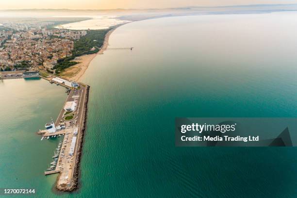 amplia toma aérea de burgas, el puerto de burgas y las costas del mar negro - burgas fotografías e imágenes de stock