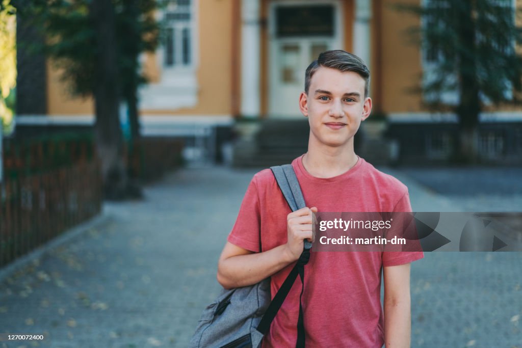 Estudante sorridente no pátio da escola