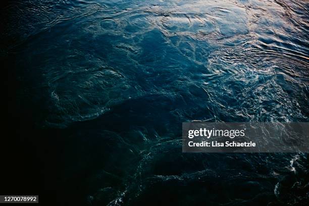 water structure - blue background image - ertrinken stock-fotos und bilder