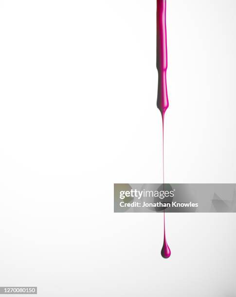 dripping purple nail polish - verniz roxo imagens e fotografias de stock