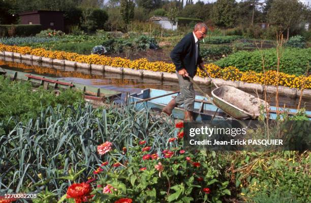 Jardin fleuri dans le marais des Hortillonnages d'Amiens, dans la Somme, circa 1990, France.