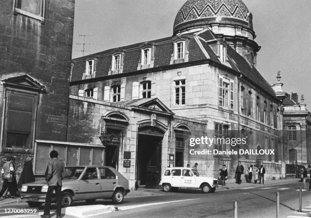 Hôpital Saint-Jacques et la chapelle Notre-Dame-du-Foyer de Besançon, en 1983, dans le Doubs, France.