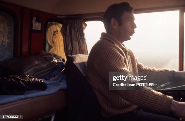 Chauffeur routier au volant de son camion, en octobre 1969, France.