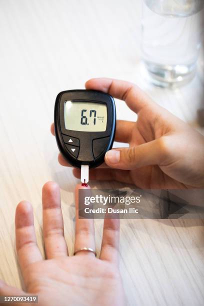 mesure du taux de sucre dans le sang - blood sugar test photos et images de collection