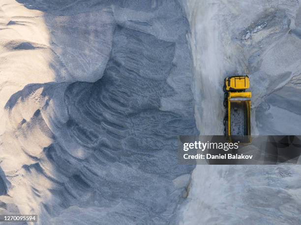 construction de nouvelles autoroutes dans la montagne. vue aérienne directement au-dessus d’un chantier de construction d’autoroute dans les montagnes, vue supérieure, paysage urbain. affaires mondiales, construction, transport et industrie. - industrie minière photos et images de collection