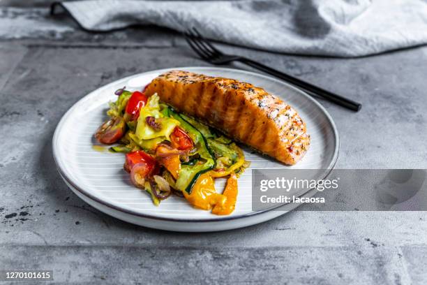 roasted salmon with vegetables - dieta baja en carbohidratos fotografías e imágenes de stock