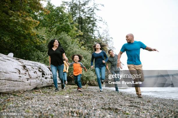 familie die samen op het vreedzame noordwestenstrand speelt - pacific northwest stockfoto's en -beelden