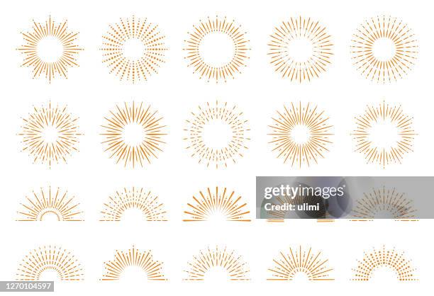 ilustraciones, imágenes clip art, dibujos animados e iconos de stock de conjunto geométrico de sunburst - solar flare