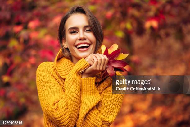 herbst foto von einem schönen mädchen - autumn stock-fotos und bilder