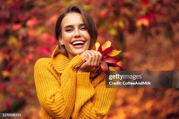 de foto van de herfst van een mooi meisje - leaf forest stockfoto's en -beelden