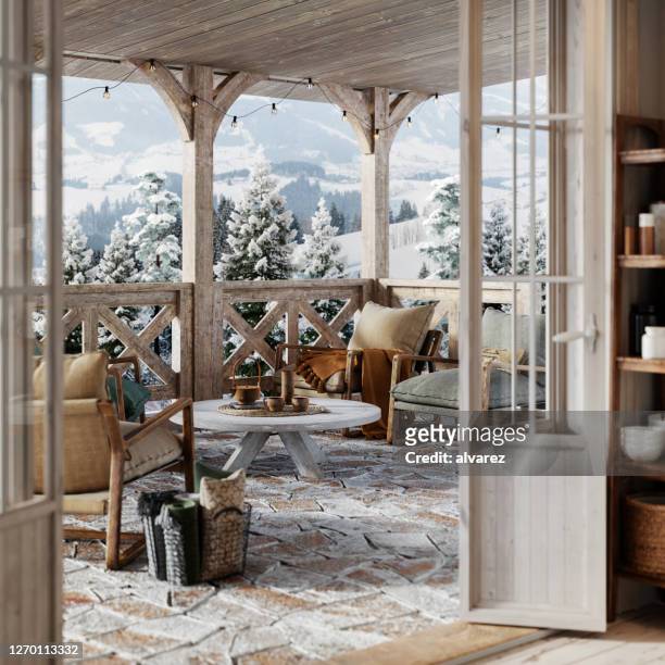 3d render eines balkons in verschneiten winterhütte - winter stock-fotos und bilder