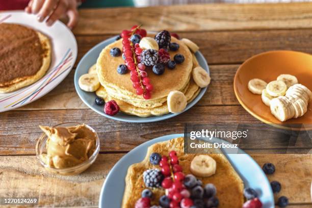 amerikanska pannkakor med frukter på bordet, när- - pannkaka bildbanksfoton och bilder