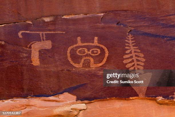 ancient native american petroglyph in butler wash, utah - bears ears national monument stock-fotos und bilder