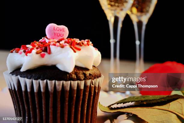 valentine's day cup cake with champagne and red rose. - chocolate cake stockfoto's en -beelden