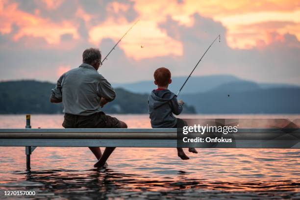 nonno e nipote pescano in estate - nonno foto e immagini stock