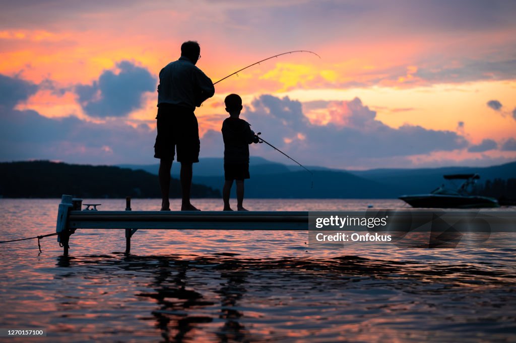 Großvater und Enkel Angeln im Sommer
