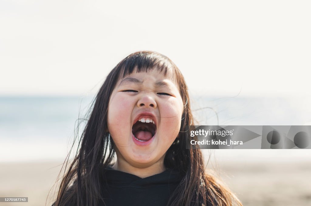 ビーチで笑う女の子の肖像