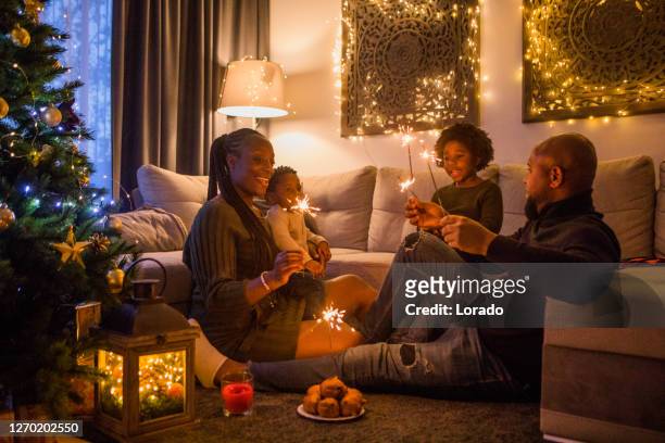 クリスマスに美しい黒い家族のためのお祝いの楽しみ - luxury break ストックフォトと画像