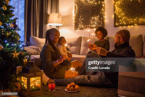 feestelijk pret voor een mooie zwarte familie bij kerstmis - december stockfoto's en -beelden