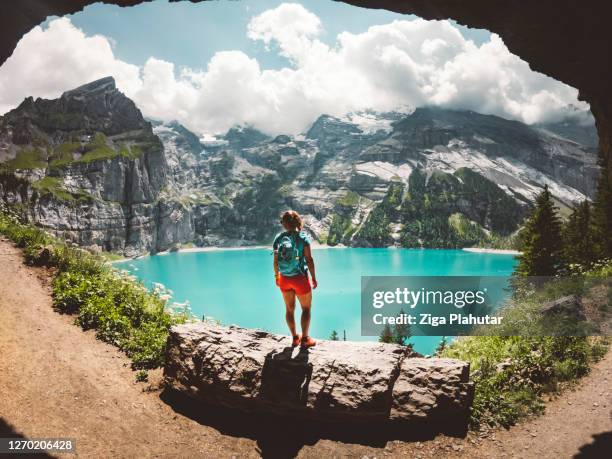 femme restant sur un rocher au-dessus du lac oeschinensee - lac-oeschinensee photos et images de collection