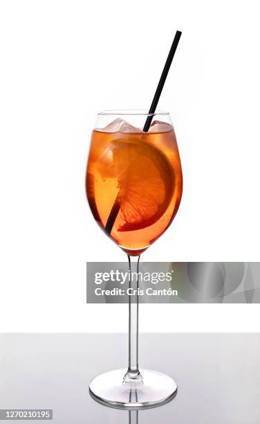 spritz cocktail - glass of prosecco stockfoto's en -beelden