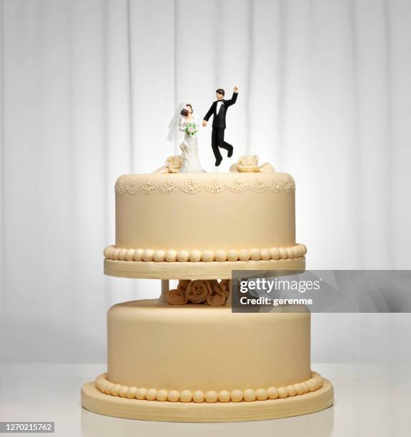 wedding cake - wedding cake figurine stock pictures, royalty-free photos & images