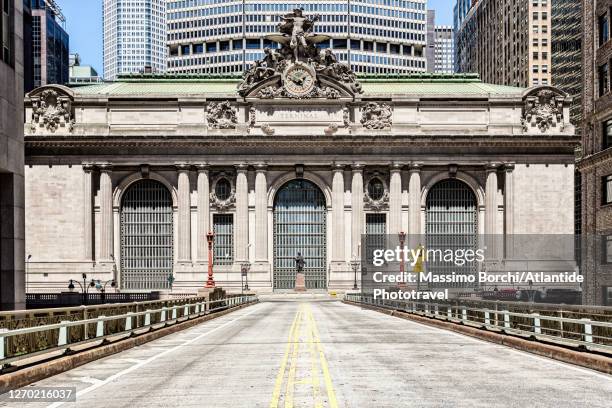 manhattan, midtown manhattan, the park avenue viaduct, also known as the pershing square viaduct, and the facade of the grand central terminal station - grand central station manhattan stock pictures, royalty-free photos & images