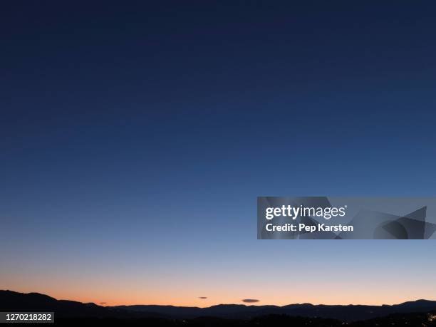 sunset blue and orange sky - avondschemering stockfoto's en -beelden